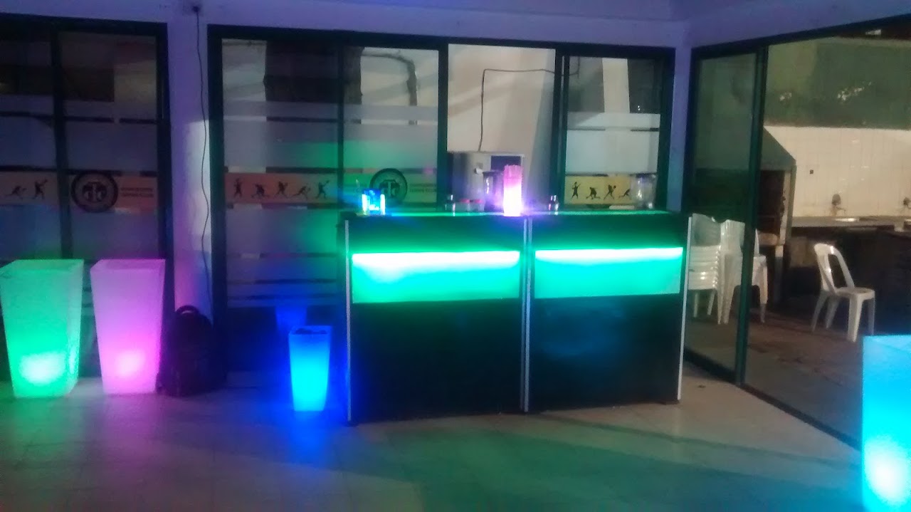 Barra LED interactiva en evento nocturno exclusivo con coctelería y luces vibrantes