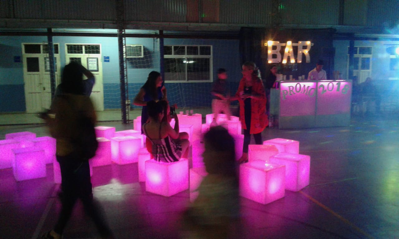 Barra LED interactiva en fiesta exclusiva